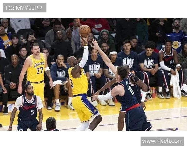 湖人快船对决再掀洛杉矶篮球热潮谁能在这场城市德比中笑到最后