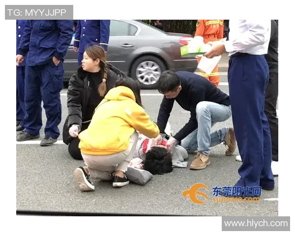 篮球明星在比赛中突发晕倒引发关注医生紧急救治现场情况令人担忧